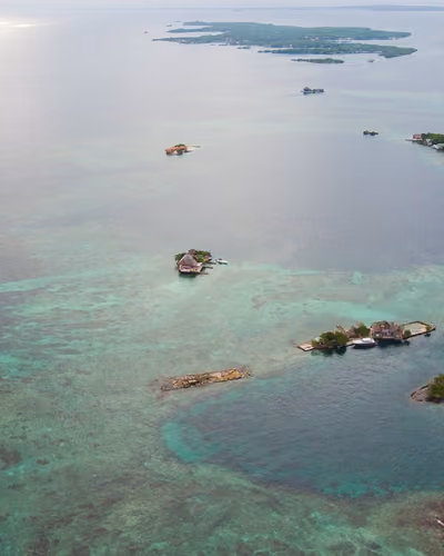 Vista aérea de islas y arrecifes de aguas turquesa cerca de Cartagena