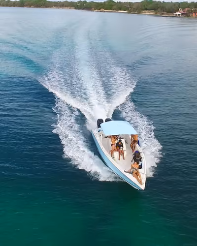 Lancha privada con estela blanca en aguas azules cerca de Cartagena