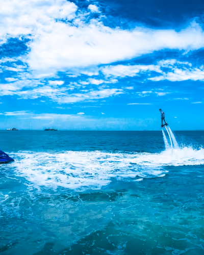 Jet ski y flyboard en aguas turquesa junto a una isla cerca de Cartagena