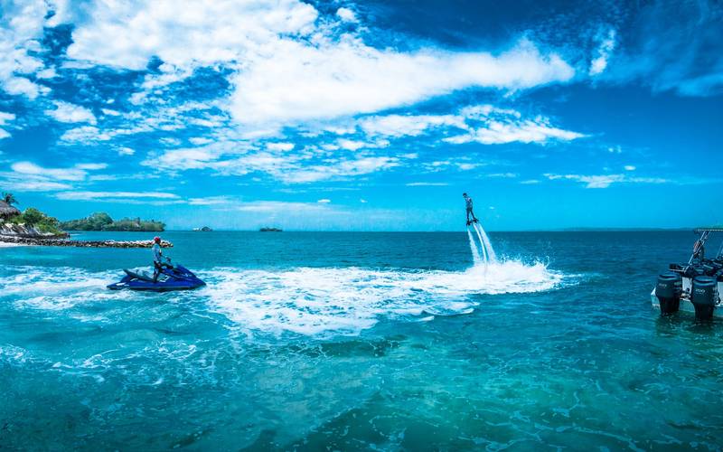 Flyboard y jet ski de Colombia Flyboard en aguas turquesa junto a una isla cerca de Cartagena