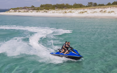 Jet ski sobre agua turquesa cerca de Cartagena