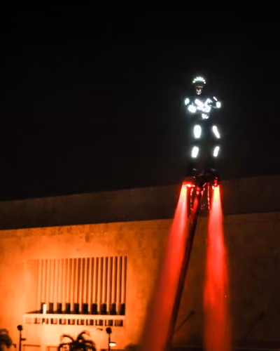Show nocturno de flyboard con traje de luces en Cartagena